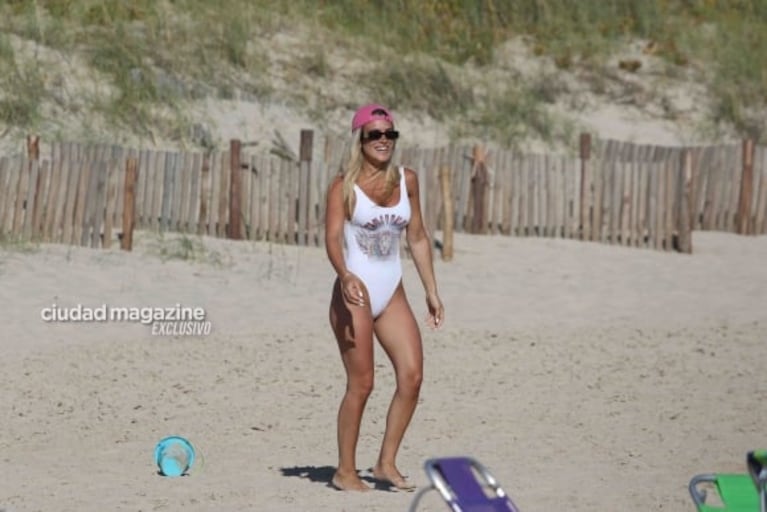 Camila Homs en las playas de Punta del Este a puro disfrute con sus hijos: las fotos 