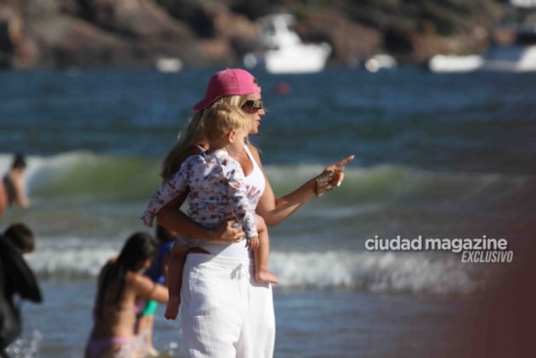 Camila Homs en las playas de Punta del Este a puro disfrute con sus hijos: las fotos 