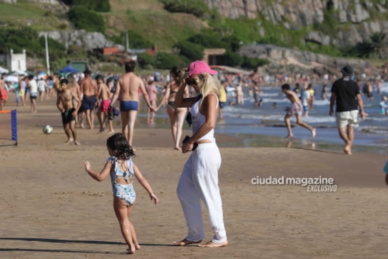 Camila Homs en las playas de Punta del Este a puro disfrute con sus hijos: las fotos 