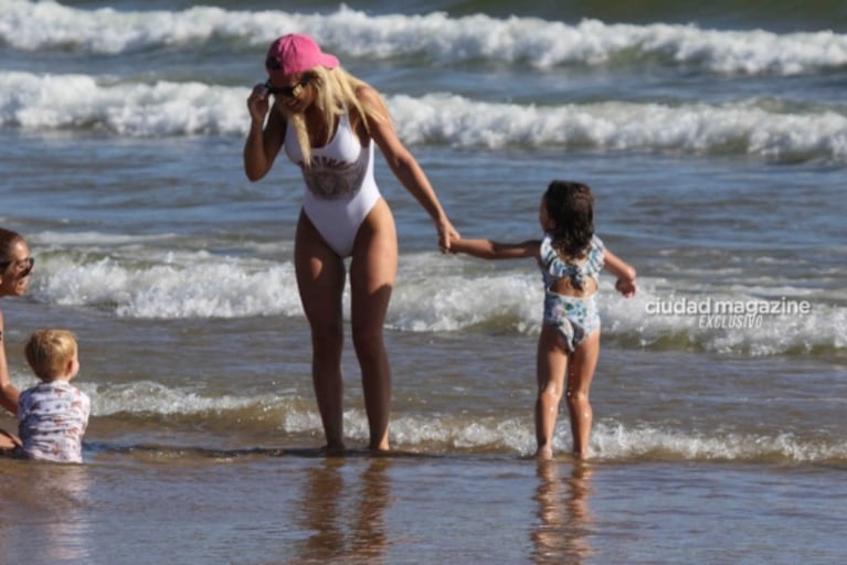 Camila Homs en las playas de Punta del Este a puro disfrute con sus hijos: las fotos 