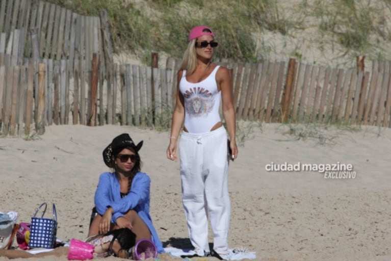 Camila Homs en las playas de Punta del Este a puro disfrute con sus hijos: las fotos 