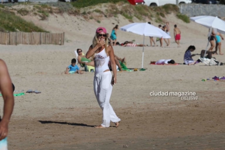 Camila Homs en las playas de Punta del Este a puro disfrute con sus hijos: las fotos 