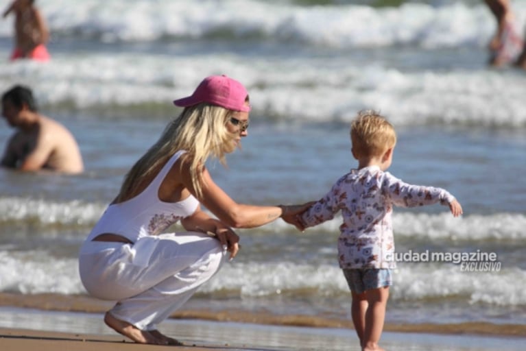 Camila Homs en las playas de Punta del Este a puro disfrute con sus hijos: las fotos 