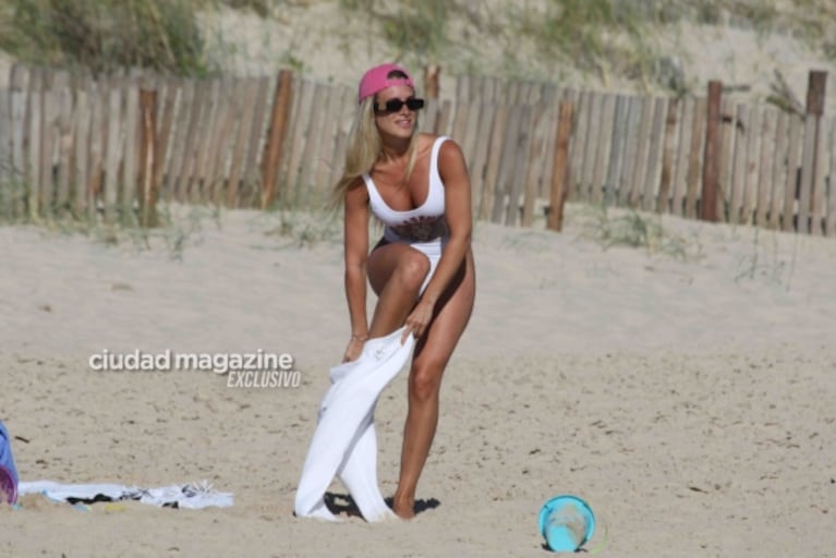 Camila Homs en las playas de Punta del Este a puro disfrute con sus hijos: las fotos 