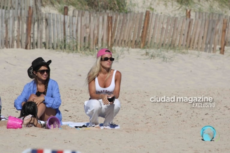 Camila Homs en las playas de Punta del Este a puro disfrute con sus hijos: las fotos 