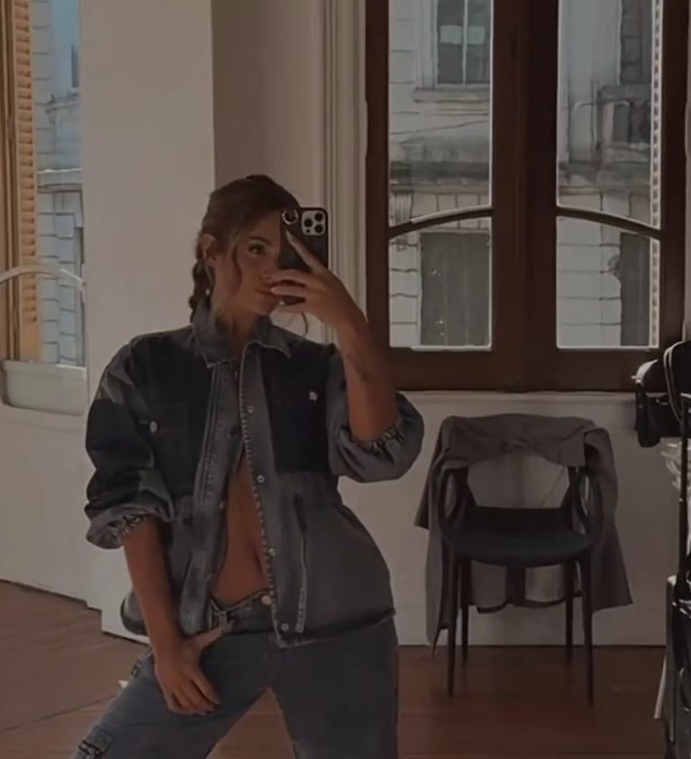 Camila Homs lució una camisa de jean sin corpiño: las sensuales fotos de entrecasa