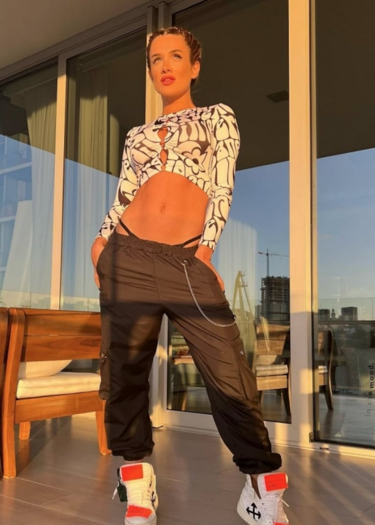 Camila Homs posó con un crop top y un pantalón cintura alta que deja al descubierto su ropa interior