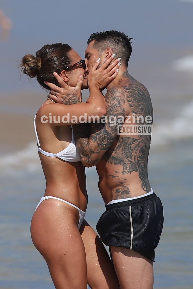 Camila Homs y el Principito Sosa en la playa de Punta del Este (Fotos: Movilpress).