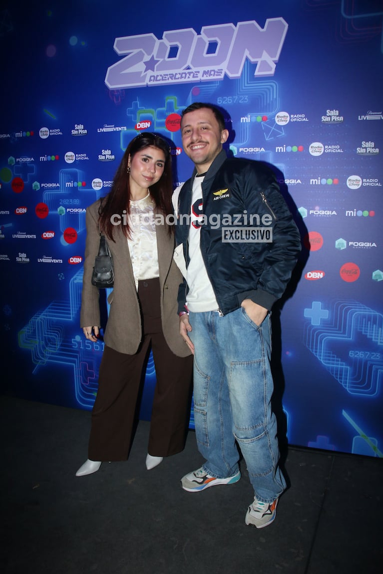 Camila Mayan y Fede Bongiorno en el estreno de Zoom, Acércate Más (Foto: Movilpress).