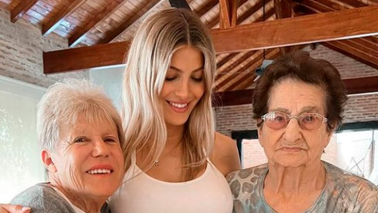 Cande Ruggeri publicó las fotos más dulces de sus abuelas con su pancita de embarazada.