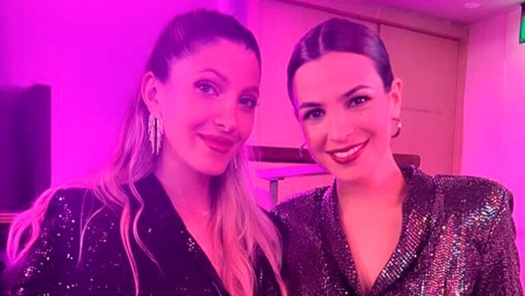 Cande Ruggeri y Agustina Cherri lucieron sus pancitas de embarazadas en los Premios Gardel 2022.