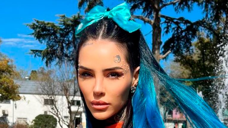 Cande Tinelli deslumbró con su cabello azul y su moñito a tono, en contraste con su original suéter naranja.