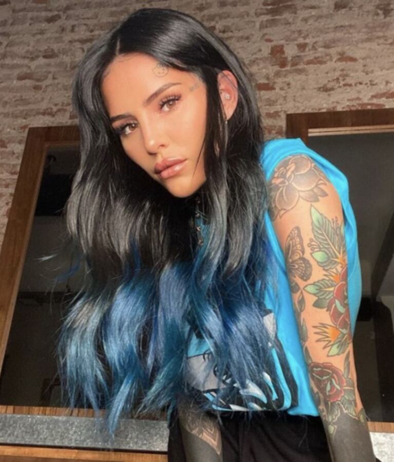 Cande Tinelli sorprendió con un jugado cambio de look: se tiñó la mitad del cabello de azul