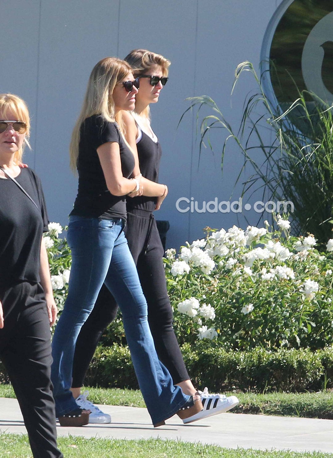 Candela Ruggeri y su madre, en el último adiós a Santiago Vázquez. (Foto: Movilpress)