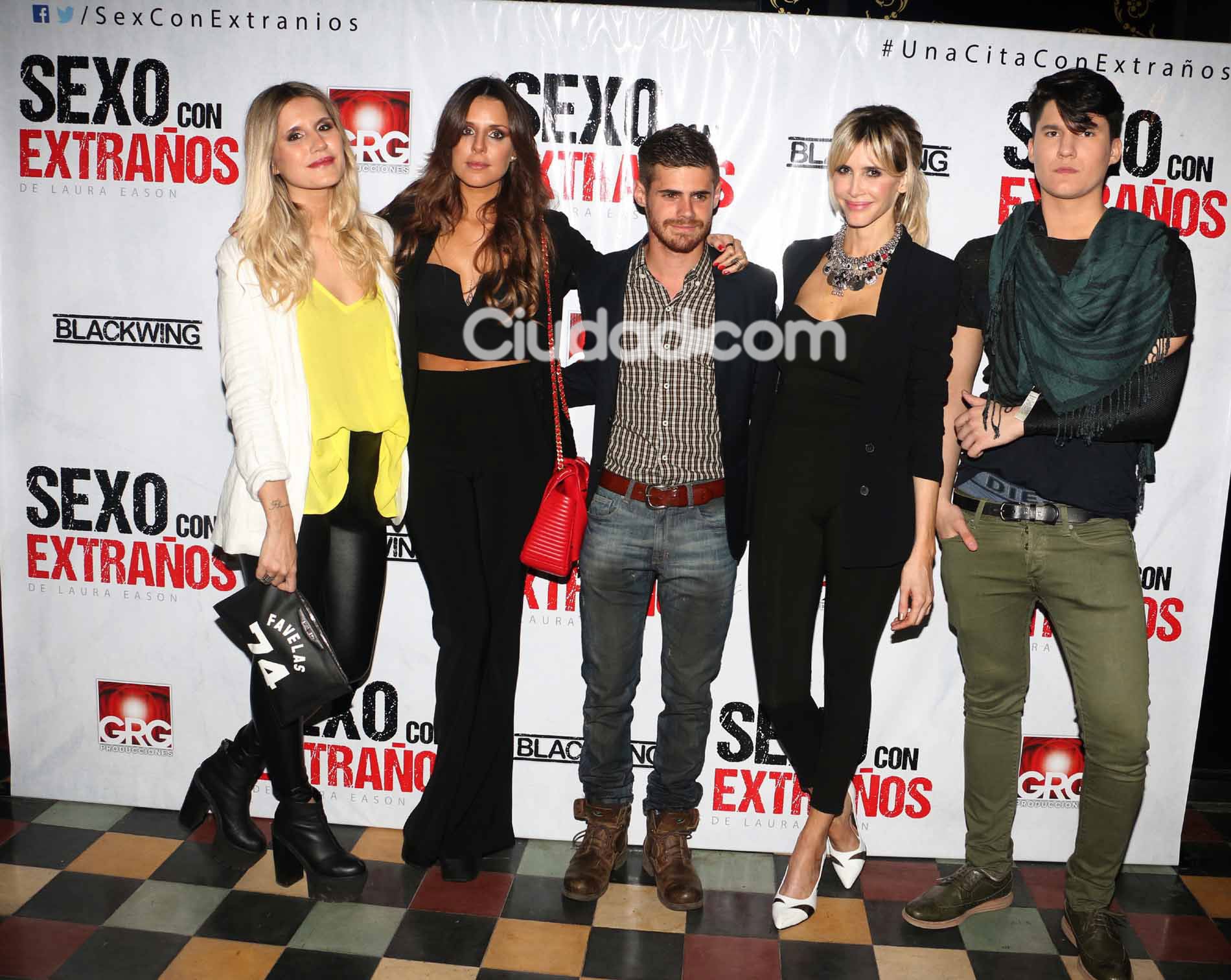 Candelaria, Micaela, Francisco Tinelli, Guillermina Valdés y Gastón Soffritti, en la presentación de Sexo con extraños (Foto: Movilpress)