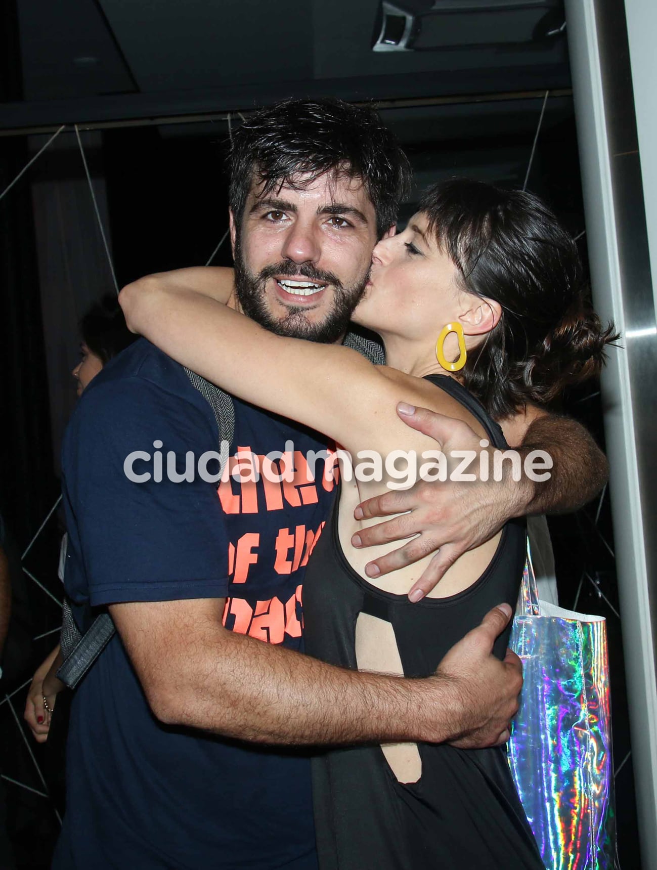 Caponi y Mónica Antonópulos, apasionados en el estreno de Romance del Baco y la Vaca (Fotos:  Movilpress).