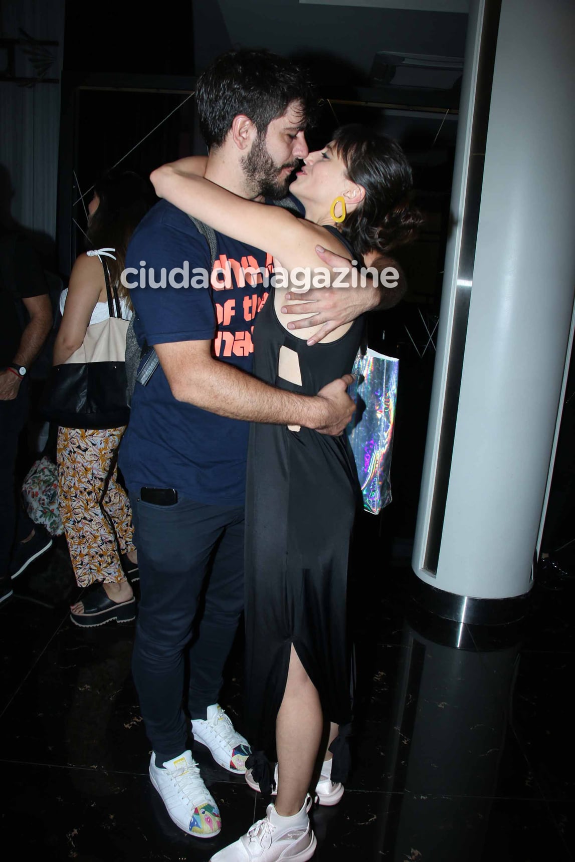 Caponi y Mónica Antonópulos, apasionados en el estreno de Romance del Baco y la Vaca (Fotos:  Movilpress).