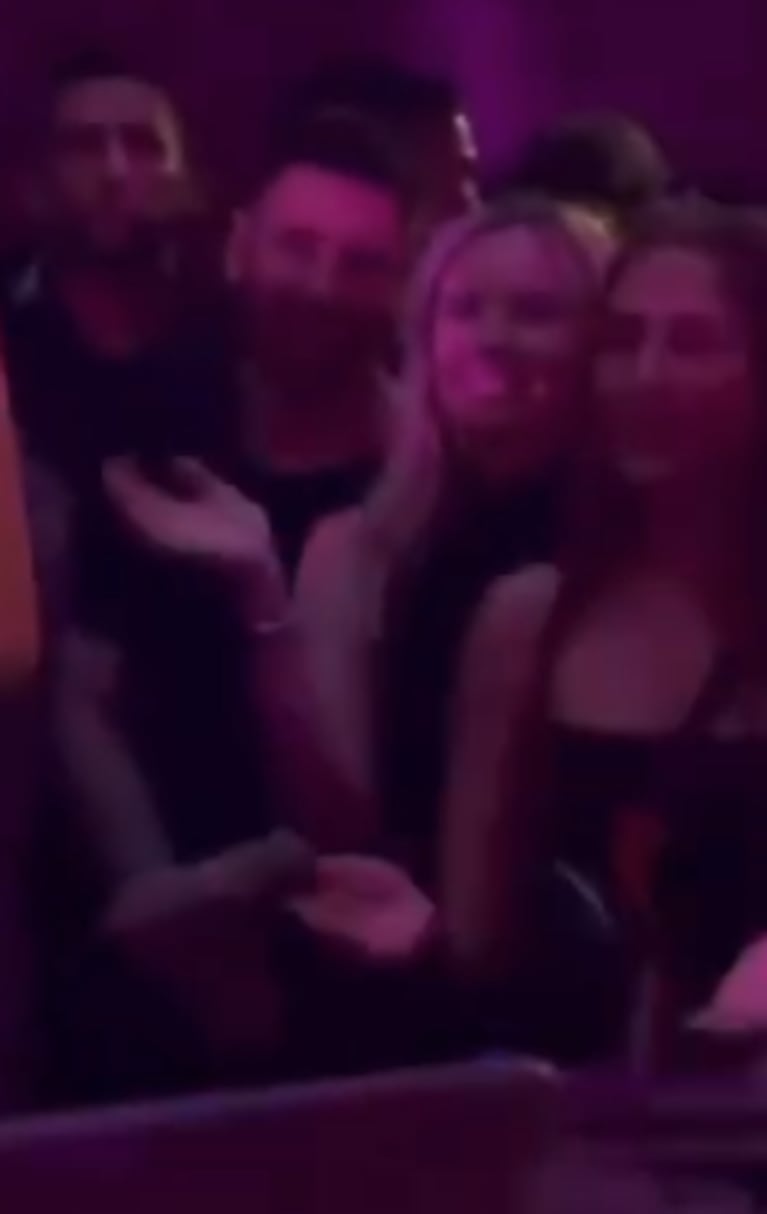 Captaron a Leo Messi mirando a María Becerra en una fiesta y el video se volvió viral