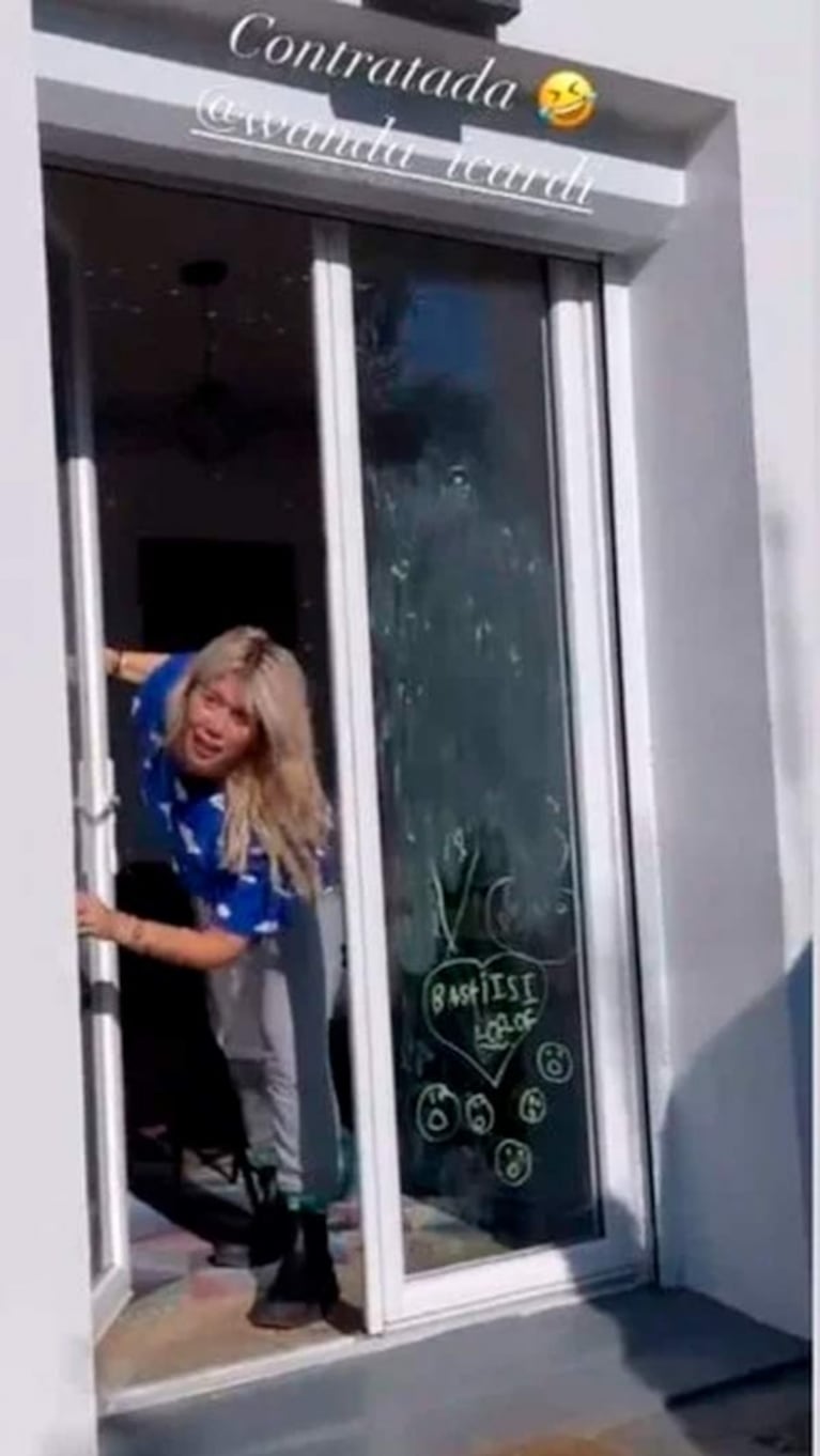 Captaron a Wanda Nara limpiando la casa de una amiga tras una travesura de sus hijos: "Contratada"