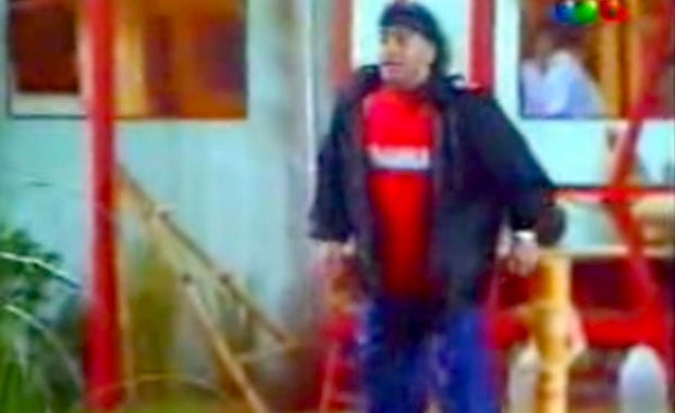 Captura de YouTube de la polémica visita de Diego Maradona y el enigma de "la bolsita". 