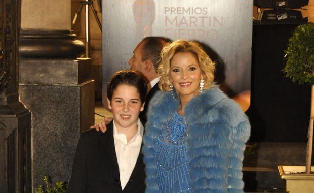 Carina Zampini con su hijo y toda de azul. (Foto: Jennifer Rubio-Ciudad.com)