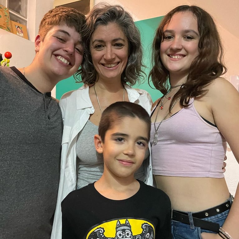 Carla Conte con sus hijos, Mora y Facundo, y Julio hijo mayor de su exmarido.