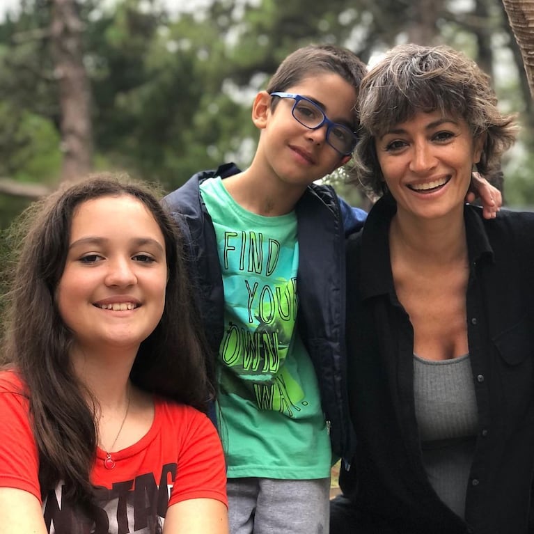 Carla Conte y sus hijos, Mora y Facundo.