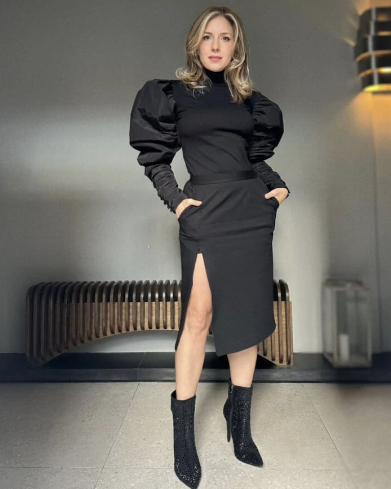 Carla Peterson estrenó un look que es tendencia: mangas globo y falda con tajo lateral