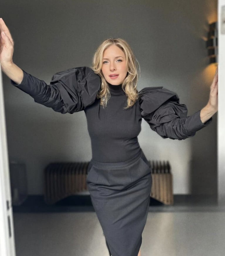 Carla Peterson estrenó un look que es tendencia: mangas globo y falda con tajo lateral