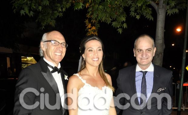 Carlos Bianchi junto a su hija Brenda y Laurencio Adot, quien diseño el vestido de la novia. (Foto: Jennifer Rubio - Ciudad.com)