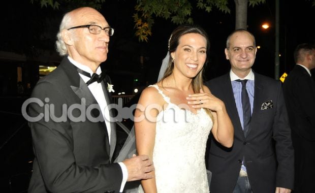 Carlos Bianchi junto a su hija Brenda y Laurencio Adot, quien diseño el vestido de la novia. (Foto: Jennifer Rubio - Ciudad.com)