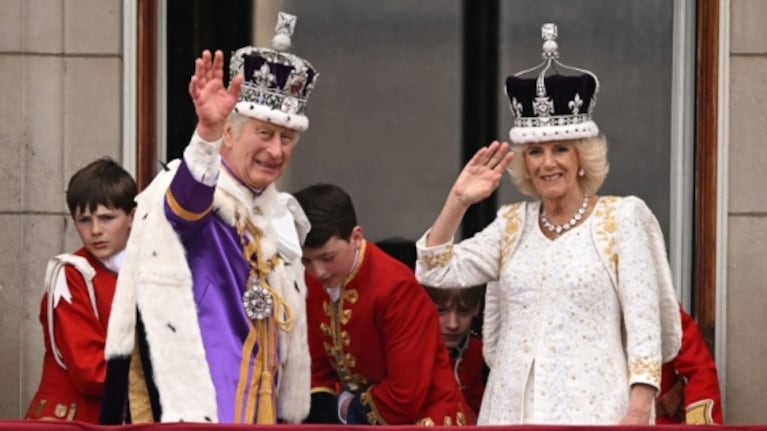 Carlos III fue coronado rey de Reino Unido: el saludo de los monarcas desde el balcón del Palacio de Buckingham