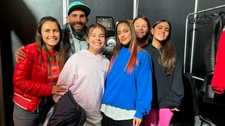 Carlos Tevez disfrutó del show de Tini Stoessel junto a su familia