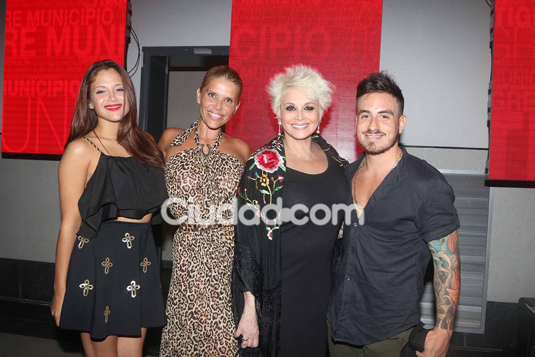 Carmen Barbieri y Nazarena Vélez con sus hijos Fede y Barbie.  (Foto: Movilpress)