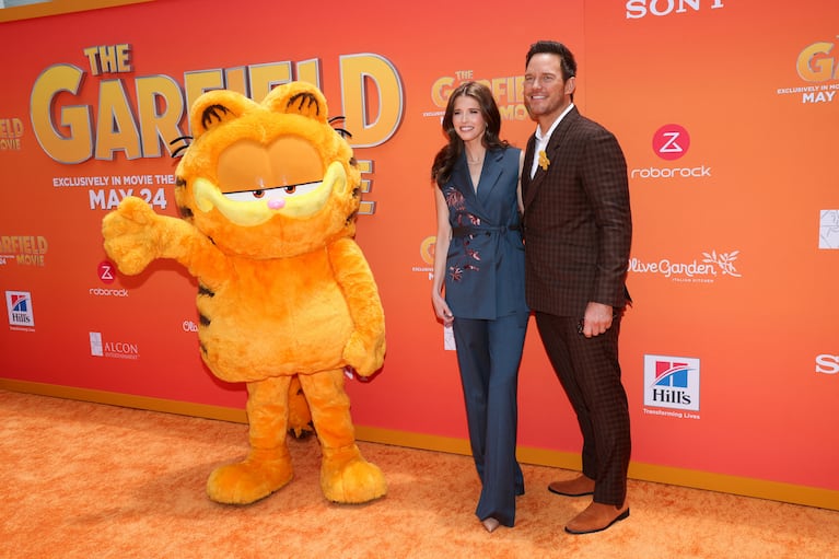 Cast member Chris Pratt, his wife Katherine Schwarzenegger and a person wearing a Garfield costume attend attend the world premiere of the film "The Garfield Movie" at TCL Chinese Theatre in Los Angeles, California, U.S., May 19, 2024. REUTERS/Mario Anzuoni
