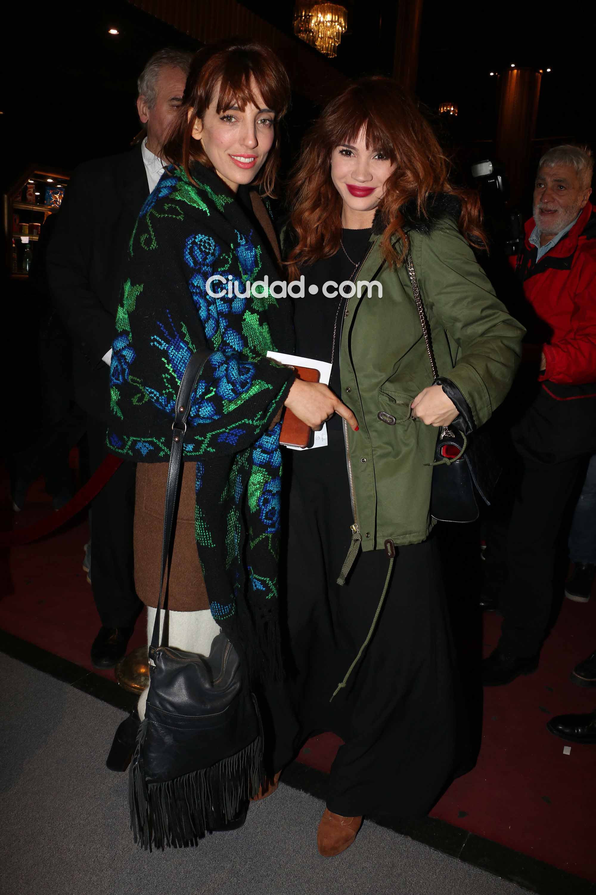 Celeste Cid y Paula Kohan, en el teatro (Foto: Movilpress)