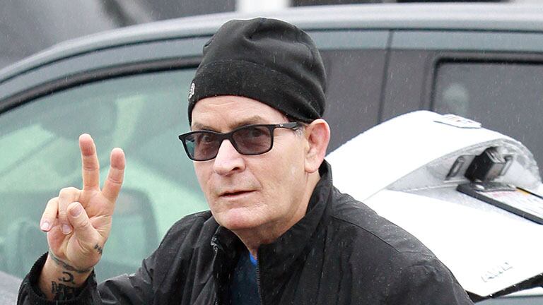 Charlie Sheen reapareció luego de haber sido acusado de violar a Corey Haim