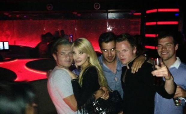 Charlotte Caniggia con su novio Jan y amigos. (Foto: Facebook oficial Charlotte Caniggia)