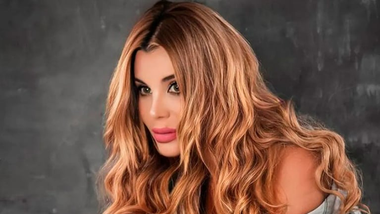 Charlotte Caniggia impactó al lucir solo una campera de jean y unas llamativas bucaneras rosas.