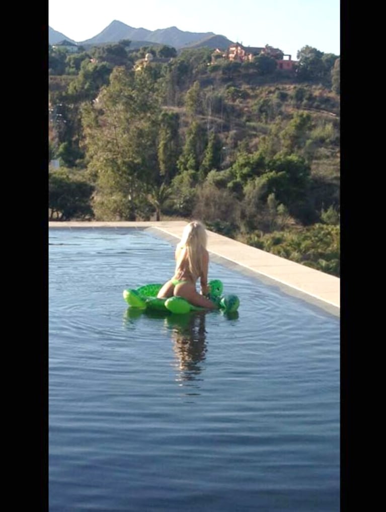 Charlotte Caniggia, relajada sobre una tortuga inflable en la piscina de su casa en Marbella. (Foto: @charlotte_chc)