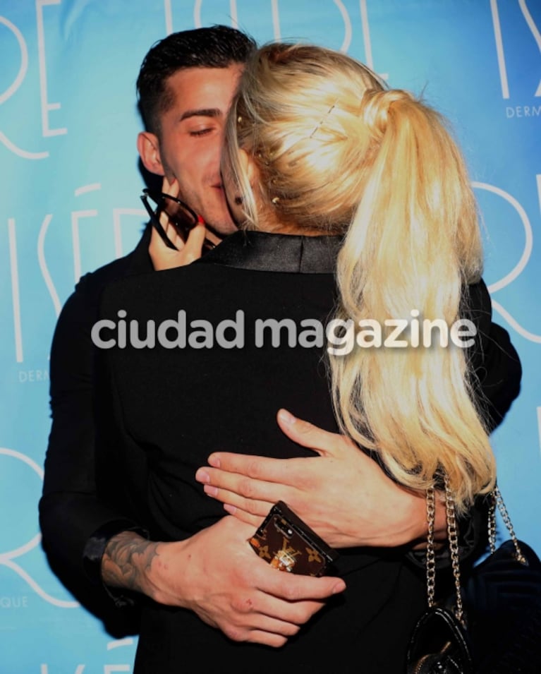 Charlotte Caniggia y Lhoan, juntos en la noche porteña: mimos y besos apasionados 