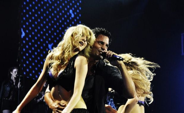 Chayanne hizo delirar al público con su sensual baile en el Luna Park. (Foto: Jennifer Rubio)