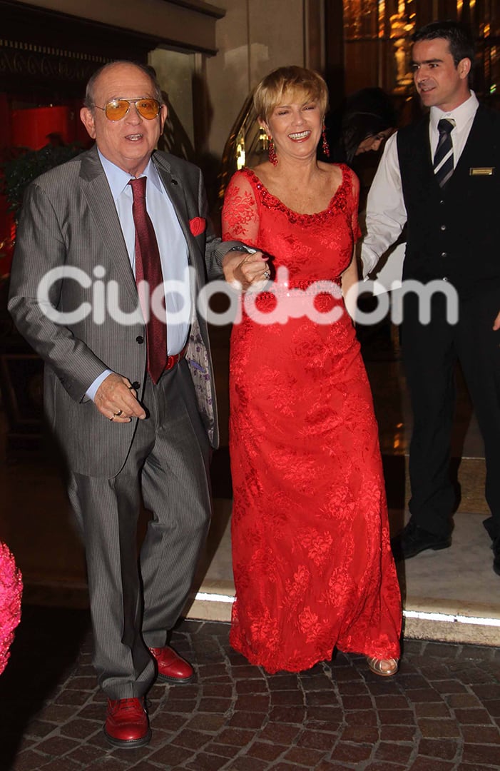 Chiche Gelblung y su esposa. (Foto: Movilpress)