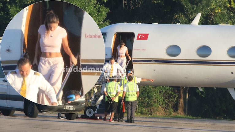 China Suárez baja del avión privado que la trajo a la Argentina desde Turquía. (RS Fotos)