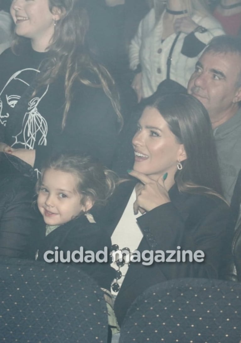 China Suárez fue al show de Rusherking con su hija Magnolia: las fotos de la actriz alentando a su novio en familia