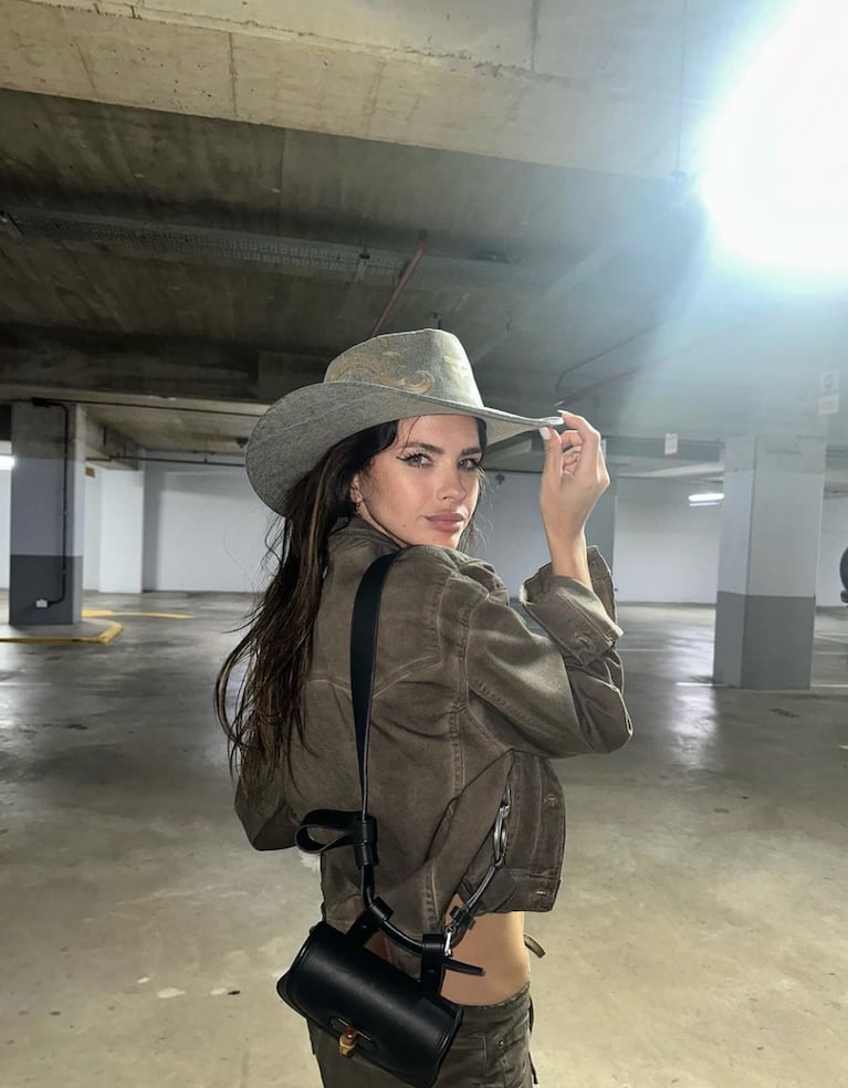 China Suárez marcó tendencia con un jugado look cowgirl: botas de caña alta, sombrero de ala ancha y tiro bajo