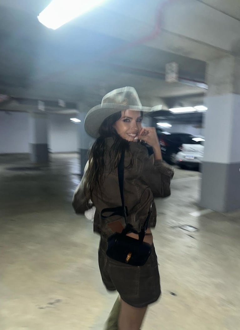 China Suárez marcó tendencia con un jugado look cowgirl: botas de caña alta, sombrero de ala ancha y tiro bajo