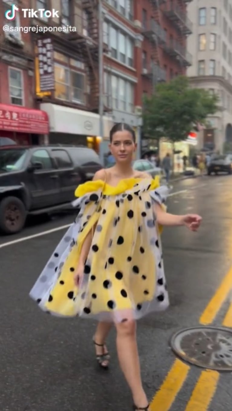 China Suárez marcó tendencia en Nueva York con un vestido amarillo a lunares