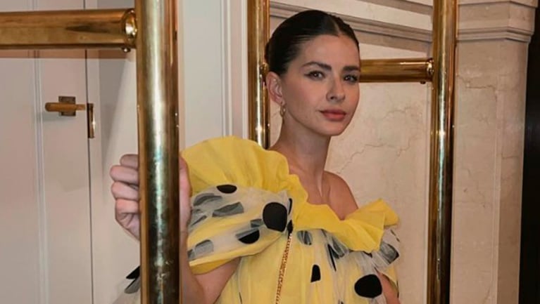 China Suárez marcó tendencia en Nueva York con un vestido amarillo a lunares.