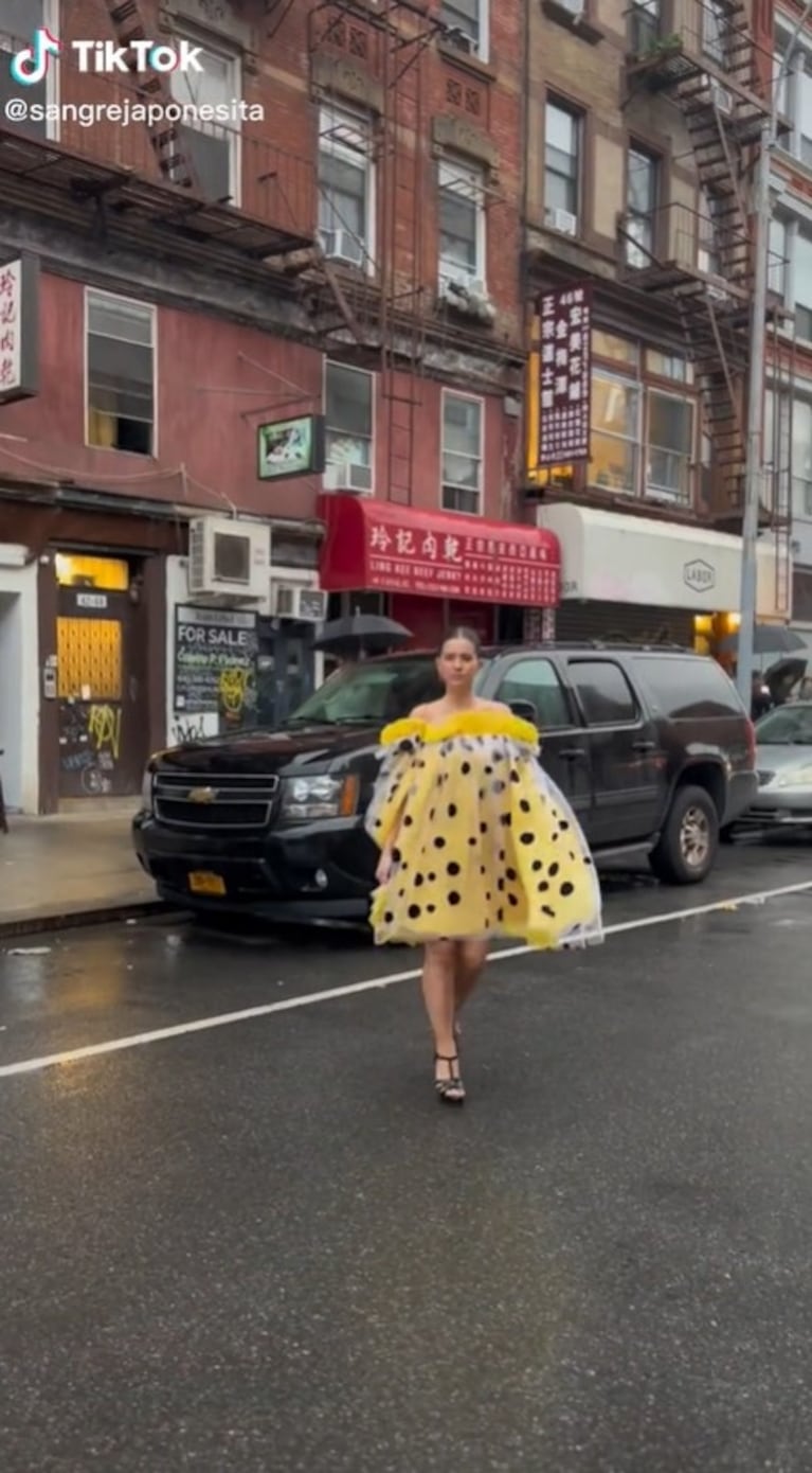 China Suárez marcó tendencia en Nueva York con un vestido amarillo a lunares